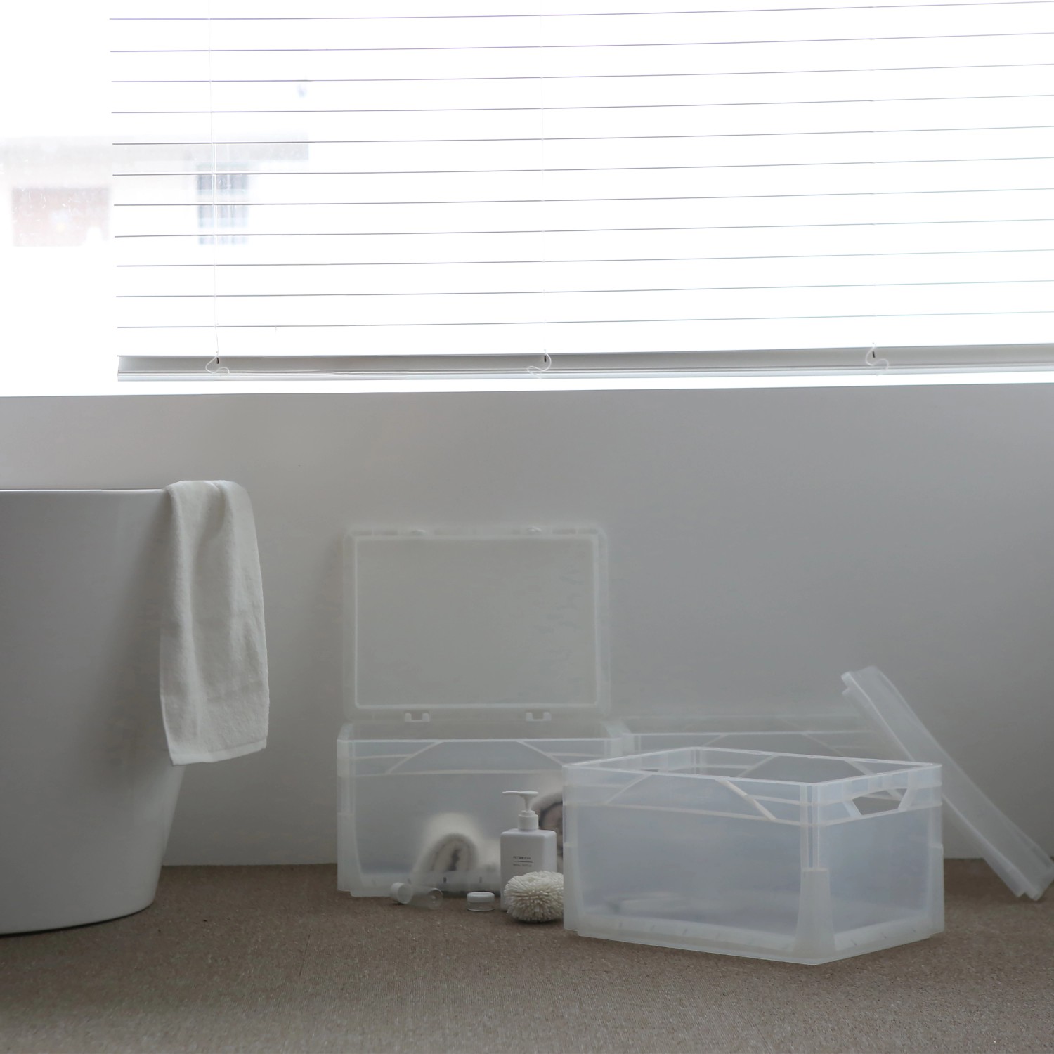 Graue Eurobox-System Box Vollwand, 60x40x32 cm, im Badezimmer mit Badewanne.