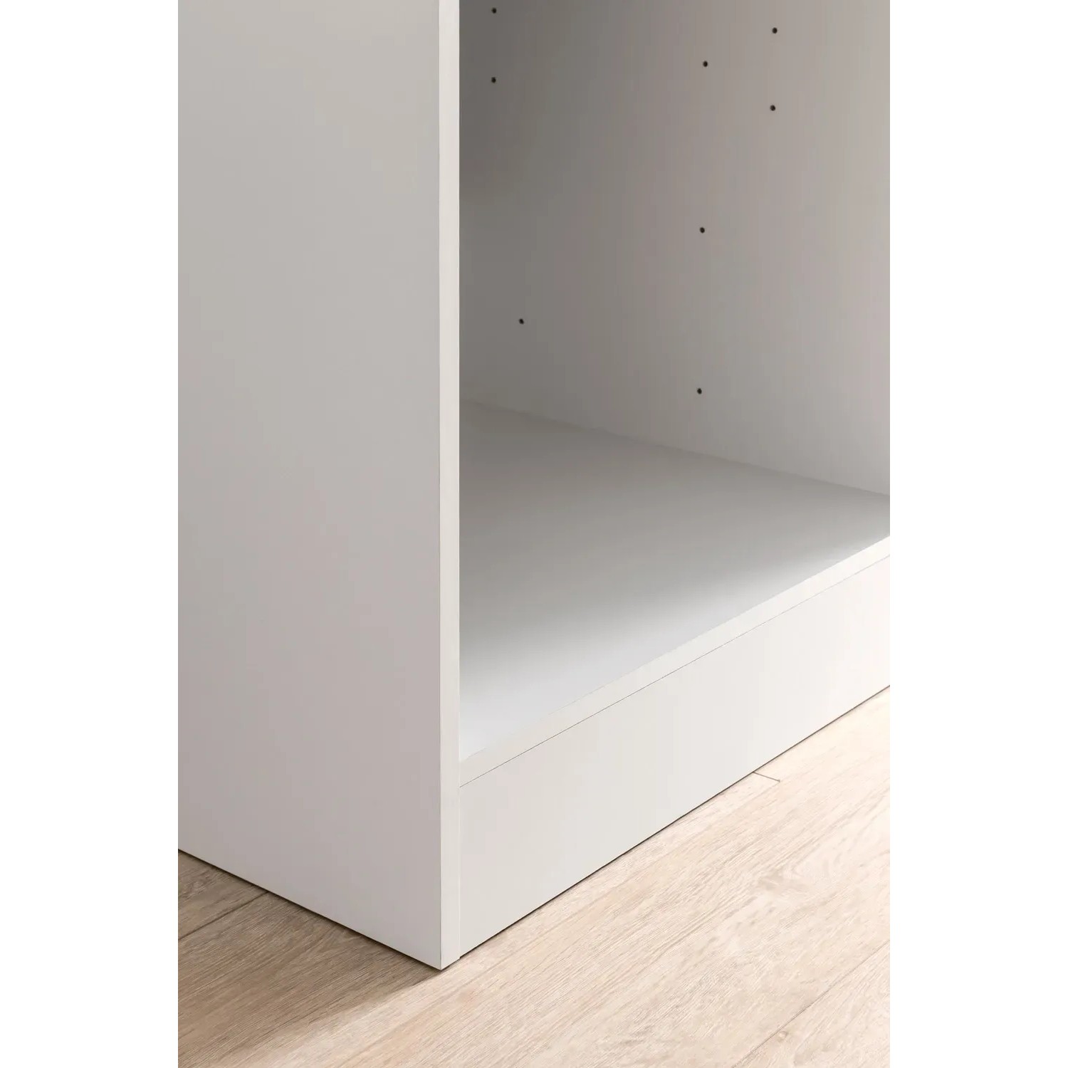 Detailaufnahme: Weißer Unterschrank der Küchenzeile Mailand, Teil einer modularen Einbauküche.