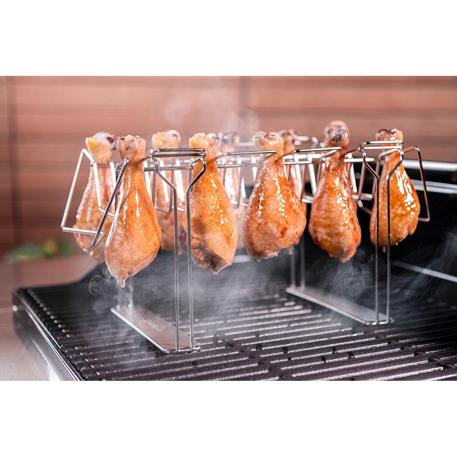 Char-Broil GRILL+ Multifunktionsaufsatz mit Hähnchenschenkel auf Grill.