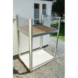 Designbalkon Small mit Holzfußboden und Lamellengeländer, Anbau-Balkon mit Holzbelag.