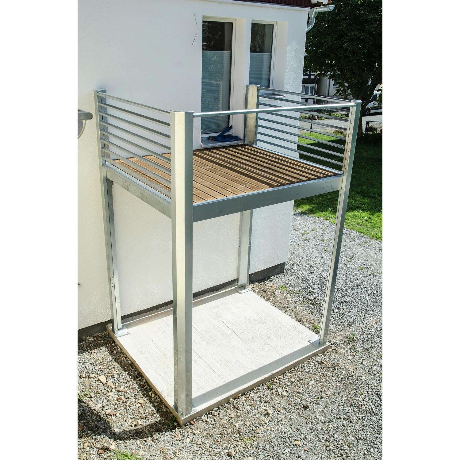 Designbalkon Small mit Holzfußboden und Lamellengeländer, Anbau-Balkon mit Holzbelag.