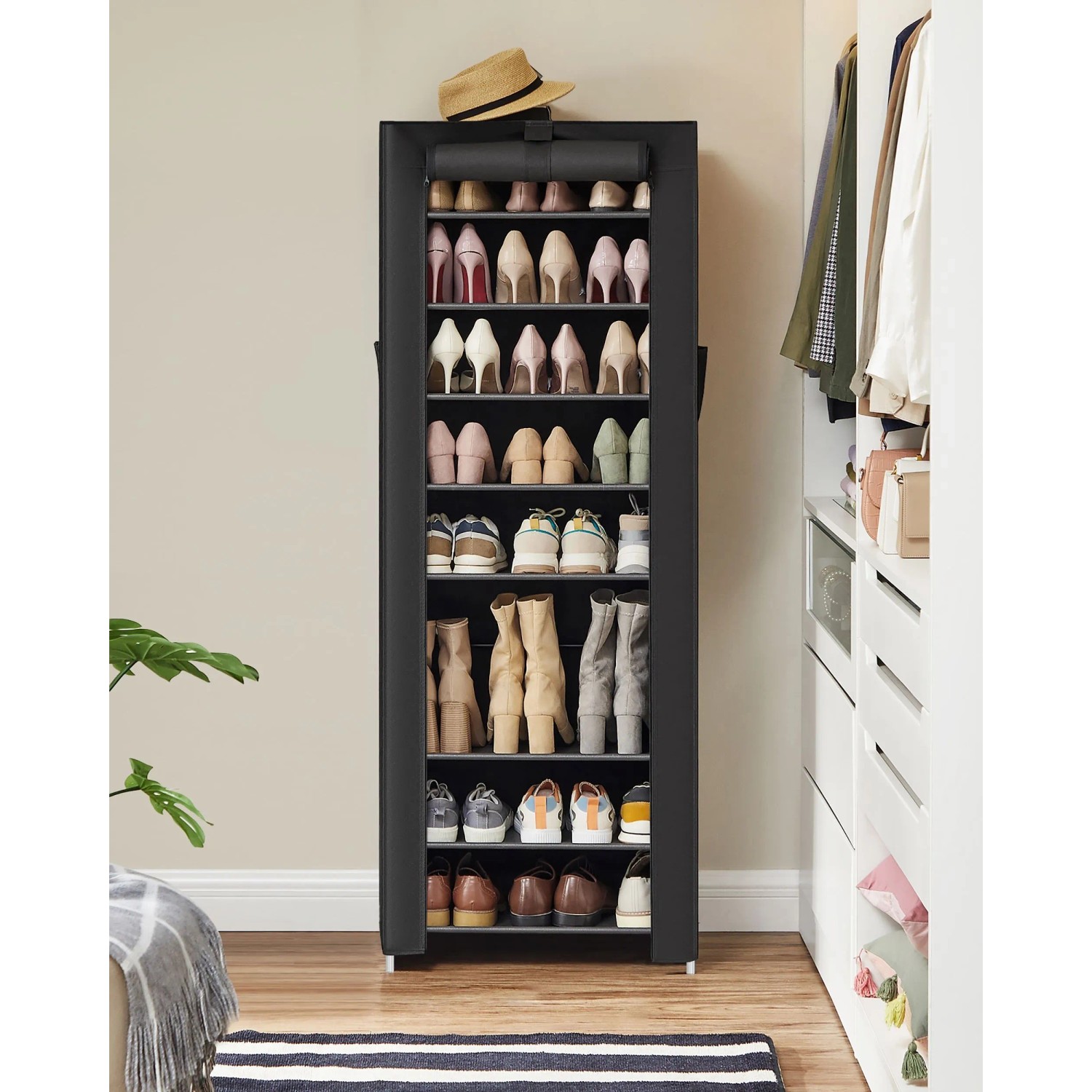 Schwarzes Songmics Schuhregal mit 10 Ebenen für ca. 30 Paar Schuhe.