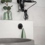 Wenko Haartrocknerhalter Milazzo Vacuum-Loc Schwarz an Badezimmerwand mit Fön.