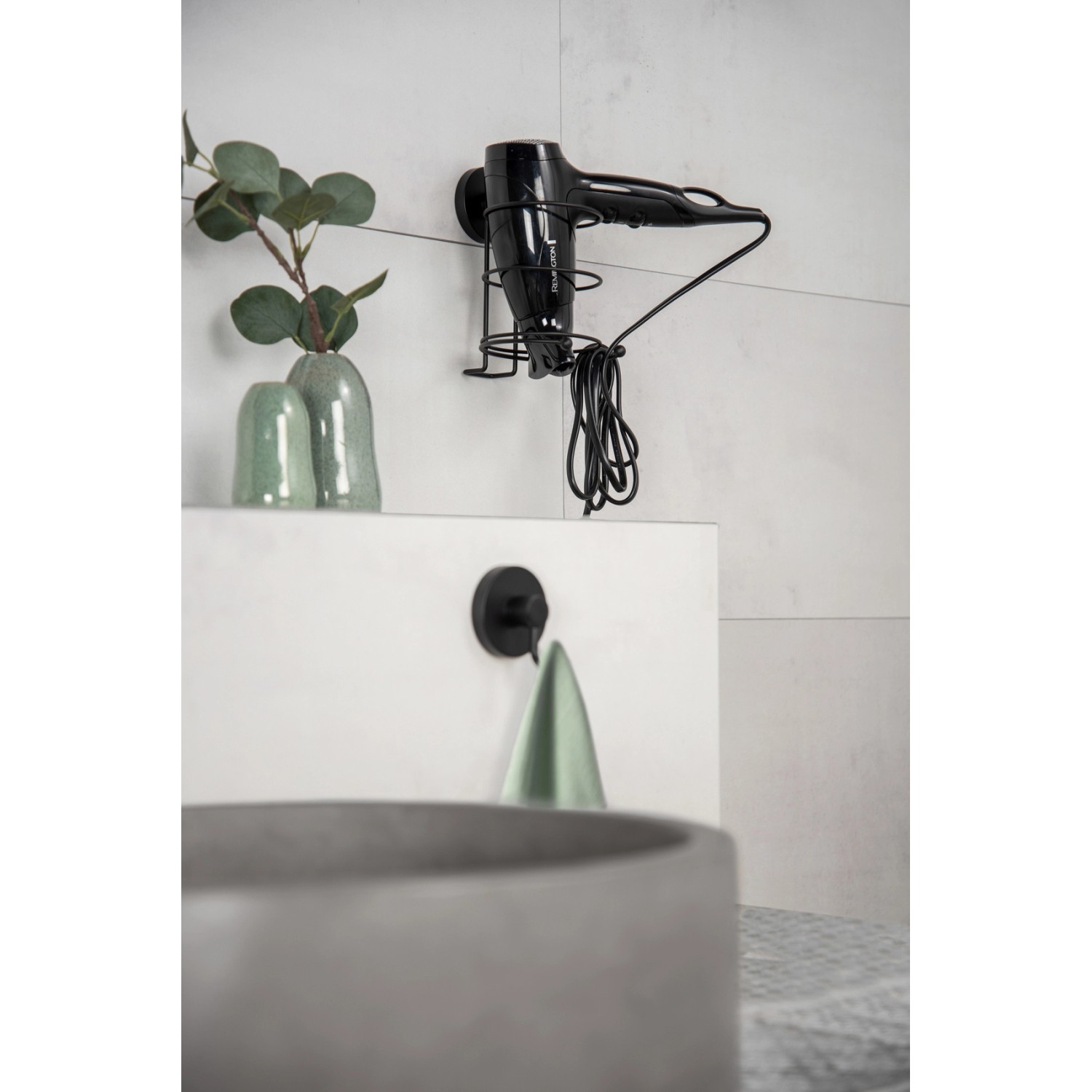 Wenko Haartrocknerhalter Milazzo Vacuum-Loc Schwarz an Badezimmerwand mit Fön.