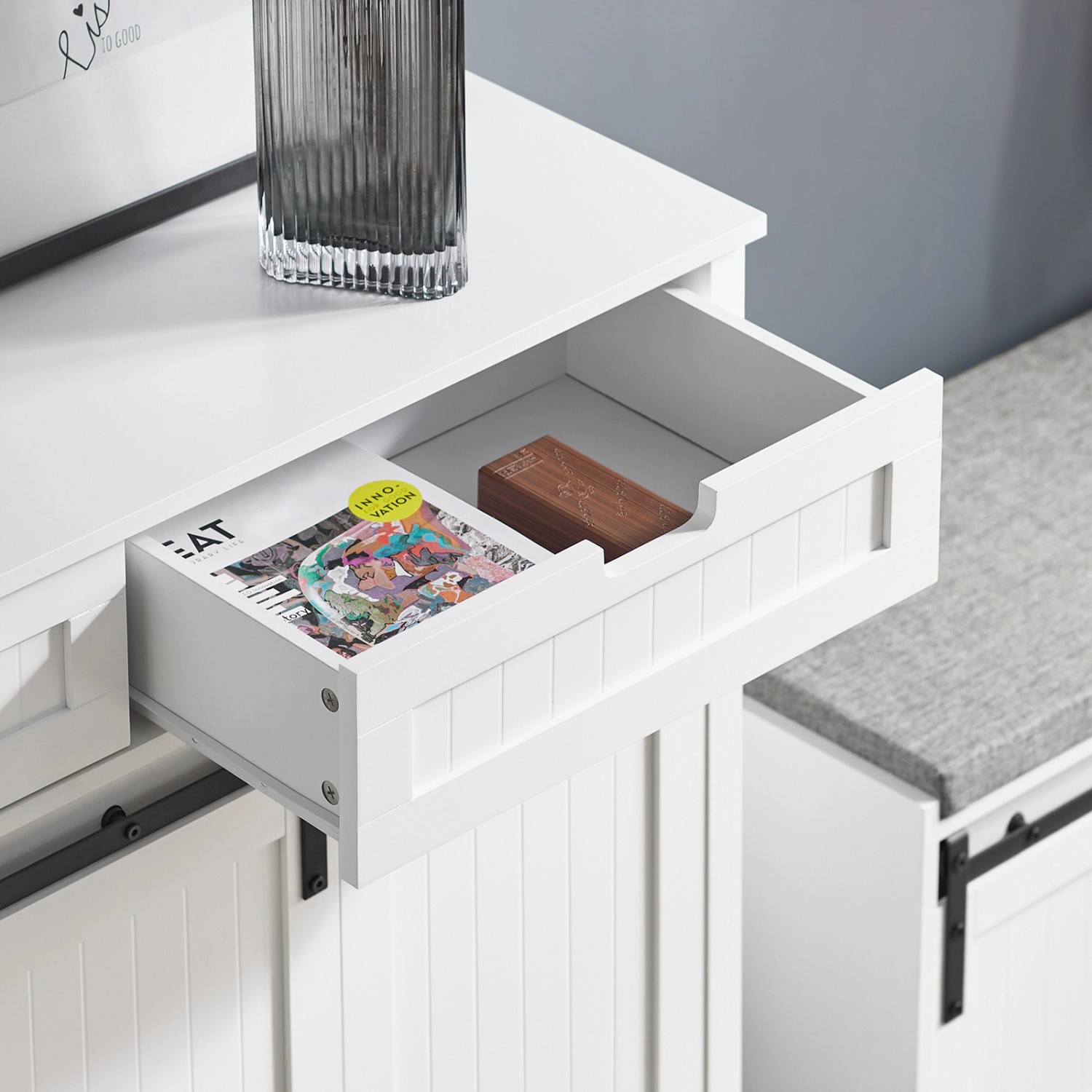 Detailansicht: Weißes SoBuy Sideboard FSB74-W mit Schublade und Schiebetür.