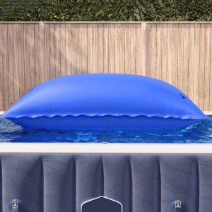 Blaues, aufgeblasenes vidaXL Winter Pool Kissen aus PVC im Pool. Dient als Pool Abdeckung gegen Eis.