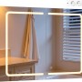 Weißer Spiegelschrank mit LED-Beleuchtung, zwei Spiegeltüren und integrierten Steckdosen/USB-Anschluss. Modernes Badmöbel.
