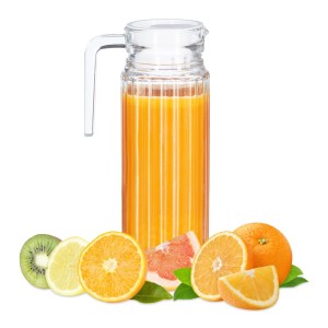Transparenter Saftkrug aus Glas (1 l) mit Deckel, gefüllt mit Saft, umgeben von Früchten.