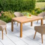 9-teiliges Gartenmöbel-Set Arrone mit Akazientisch und naturfarbenen Rattansesseln.
