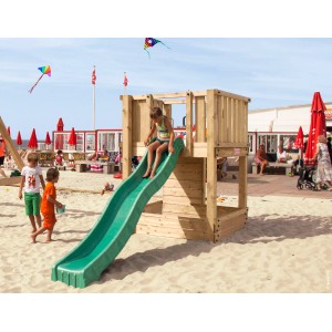 Hy-Land Spielgerät P1 mit Rutsche aus Kiefernholz auf einem Sandstrand mit spielenden Kindern.