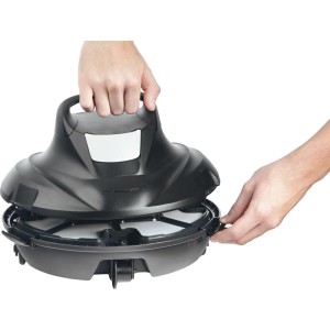 Akku Pool Roboter PR 60: Hände öffnen den schwarzen Poolroboter zur Reinigung.