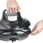 Akku Pool Roboter PR 60: Hände öffnen den schwarzen Poolroboter zur Reinigung.