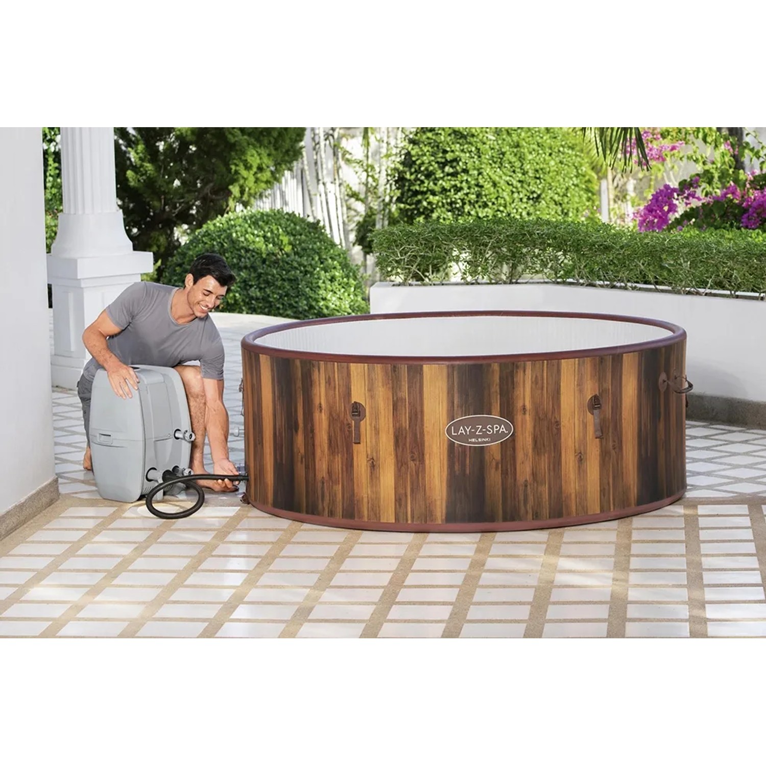 LAY-Z-SPA Helsinki AirJet Whirlpool (Ø 180cm) mit Pumpe in Holzoptik beim Aufbau im Garten.