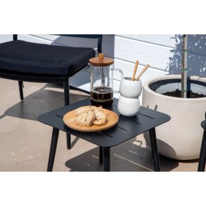 Schwarzer ebuy24 Lina Beistelltisch aus Metall mit Brot, Kaffee und Deko. Gartentisch für Balkon und Terrasse.