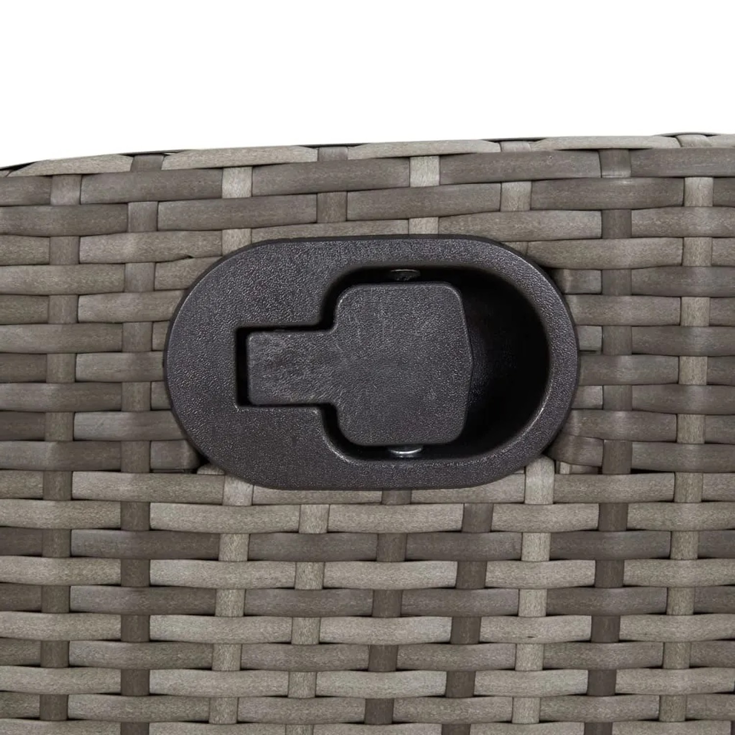Detailaufnahme: Verstellmechanismus des grauen Poly Rattan Gartenstuhls.