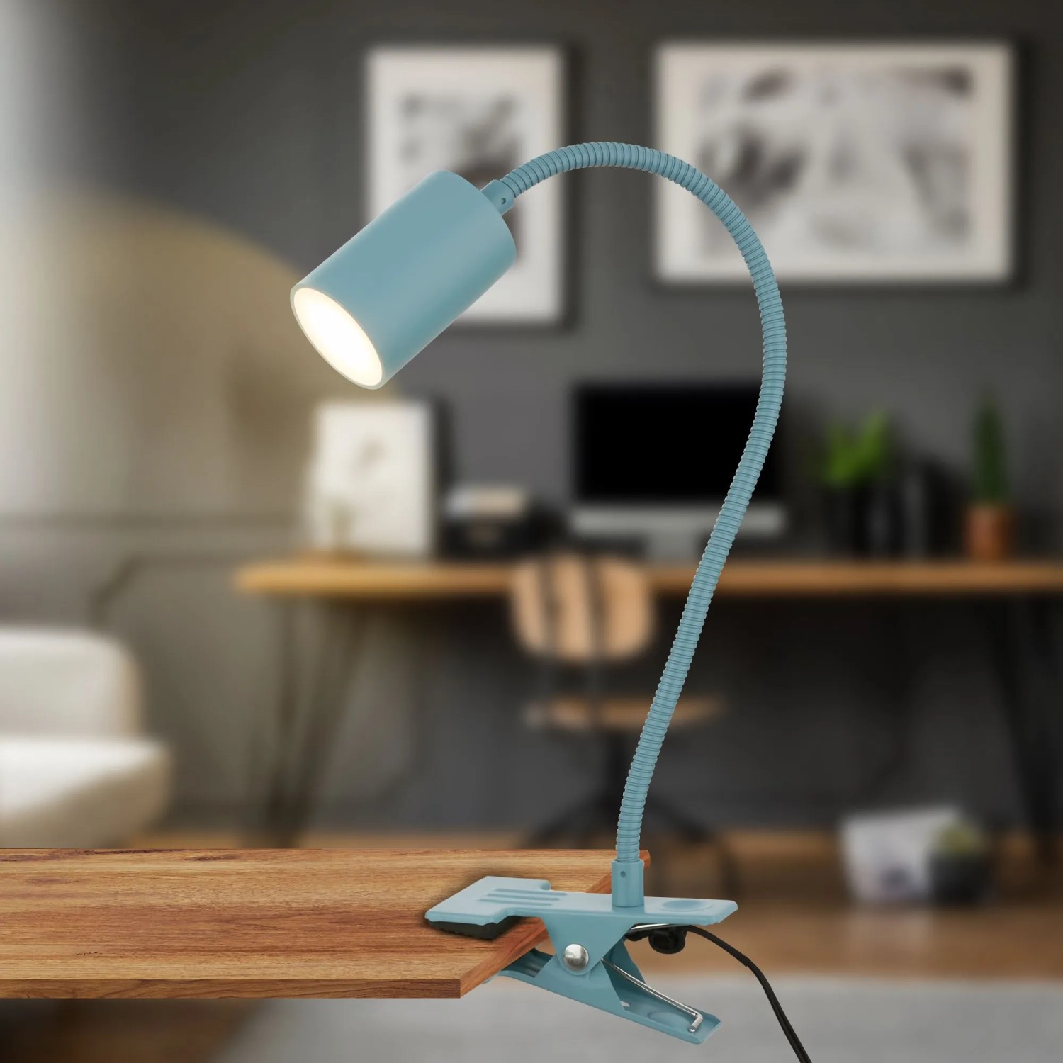 Taubenblaue Briloner LED-Klemmleuchte FLEKS mit Schwanenhals am Schreibtisch.