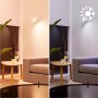 Philips Smart LED GU10 Spot mit einstellbarer Farbtemperatur in Wohnraum-Szene.