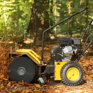Texas Benzin-Kehrmaschine Handy Sweep 710TG in Aktion, ideal für Laub und Schmutz.