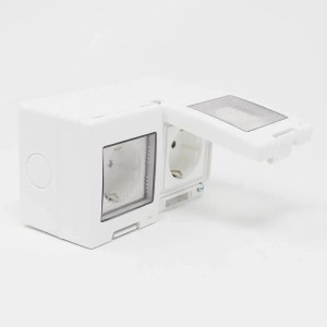 Lichtgraue TEM Aufputz Doppelsteckdose aus Kunststoff, IP55, mit offenem Federdeckel. Ideal für Außenbereich.