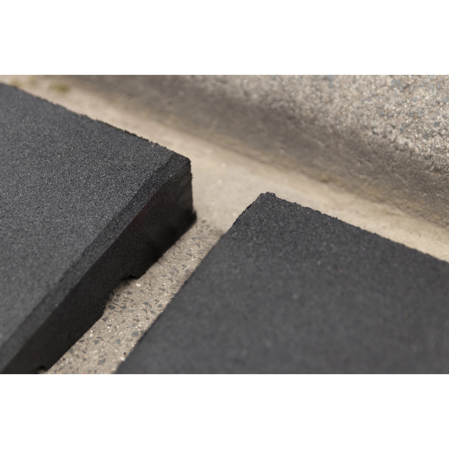 Schwarze Bordsteinrampe aus Gummigranulat, 1000x250x7-45mm, für leichteres Auffahren.