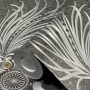 Glööckler Vliestapete mit Federn, Schwarz-Silber. Dekorative Tapete mit edlem, ornamentalem Design.