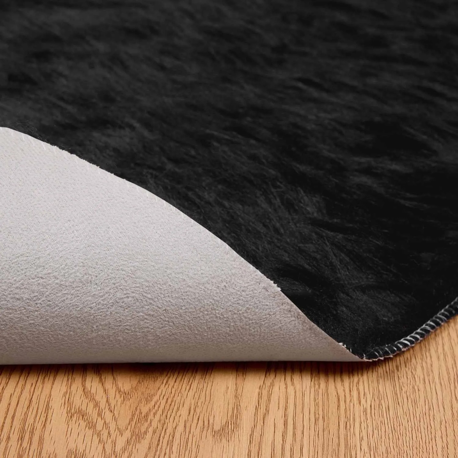 Schwarzer, runder vidaXL Kunstschaffell Teppich Tafalla, Ø 100 cm, aus Polyester.