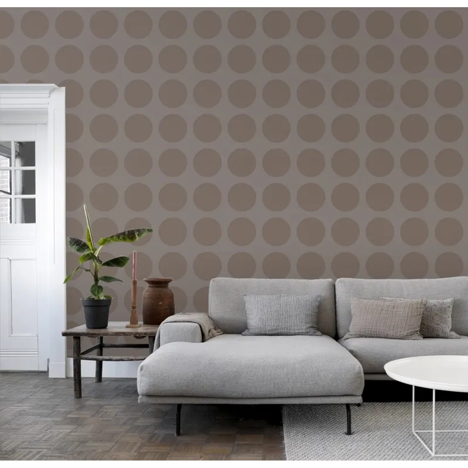 ESTAhome Vliestapete mit Kugeln auf Leinenstruktur in Taupe im Wohnraum.