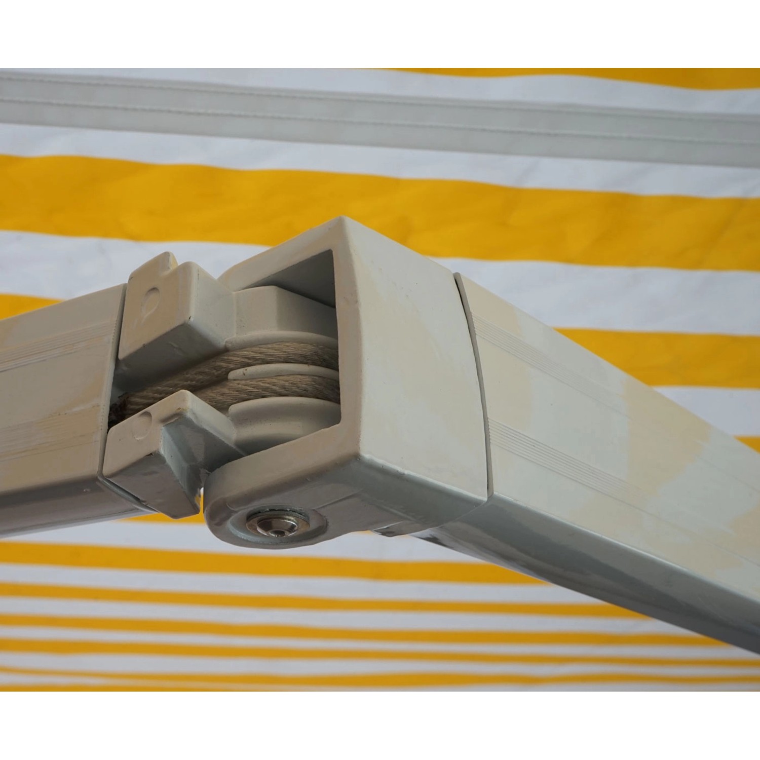 Detailaufnahme der Gelenkarm-Mechanik einer creme-farbenen MCW Alu-Markise.