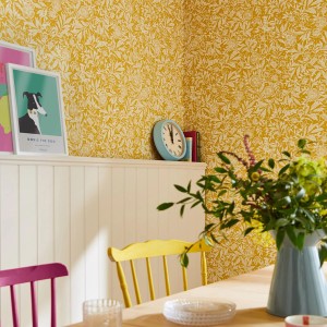 Gelbe Vliestapete mit floralem Muster im Raum, Joules Twilight Ditsy Antique Gold.