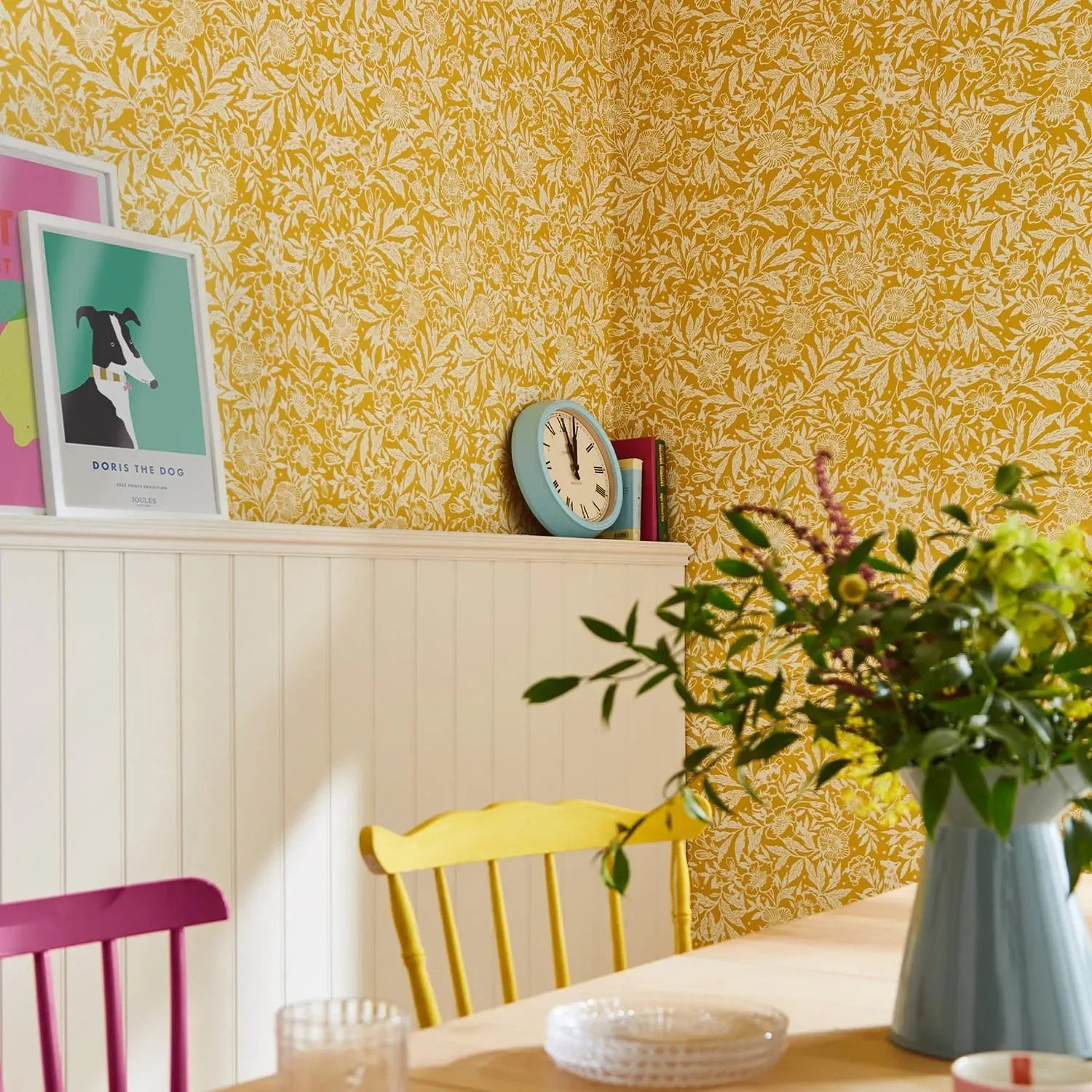 Gelbe Vliestapete mit floralem Muster im Raum, Joules Twilight Ditsy Antique Gold.