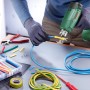 Bosch Akku-Heißluftgebläse EasyHeat 18V-500 im Einsatz beim Schrumpfen eines Kabels.