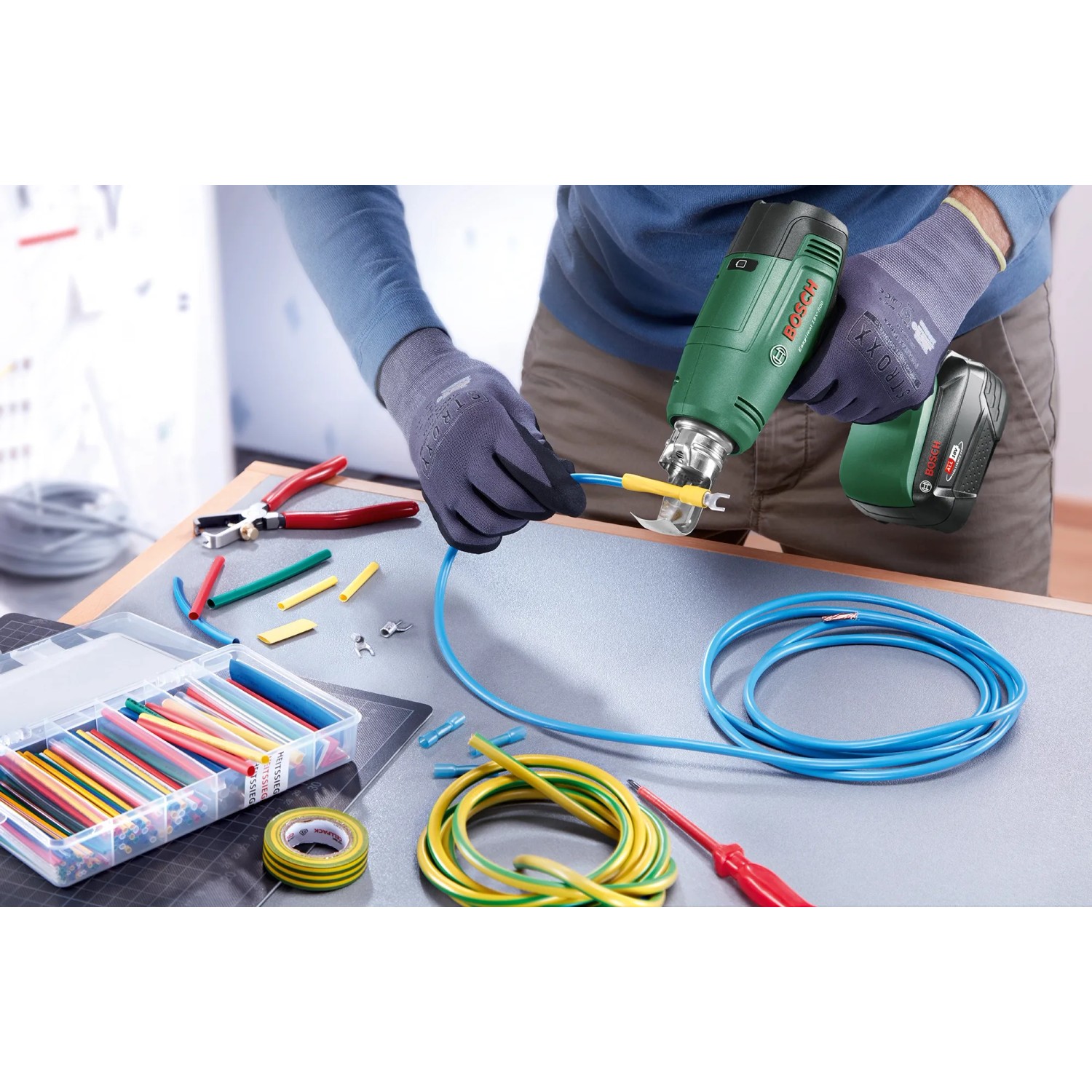 Bosch Akku-Heißluftgebläse EasyHeat 18V-500 im Einsatz beim Schrumpfen eines Kabels.