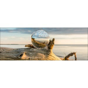 Leinwandbild mit Strand-Szene in Glaskugel auf Treibholz, 77x27cm. Dekorative Wanddeko.