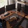 L-förmiger Vasagle Computertisch in Braun-Schwarz mit Monitoren, Gaming-Zubehör und Stuhl.