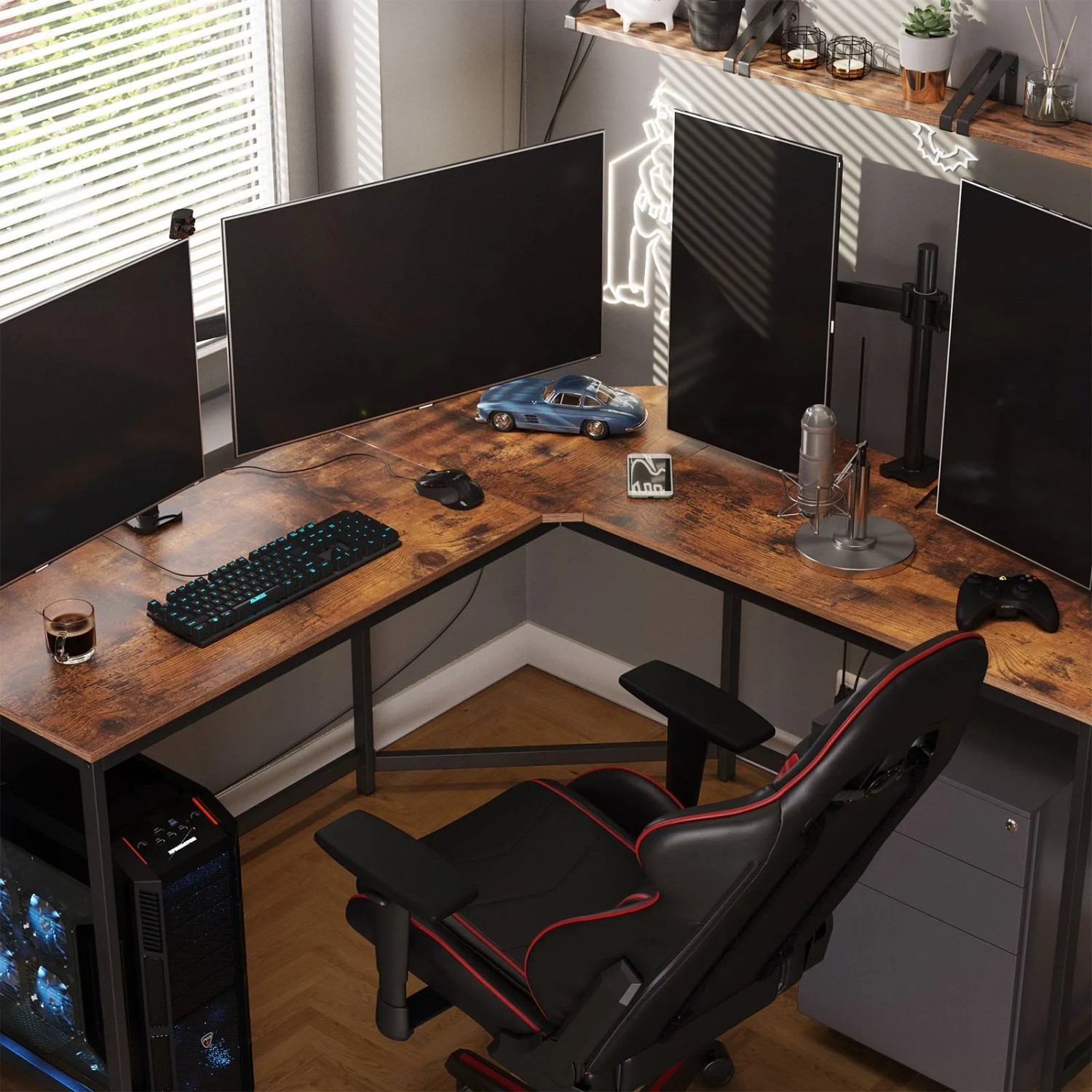 L-förmiger Vasagle Computertisch in Braun-Schwarz mit Monitoren, Gaming-Zubehör und Stuhl.