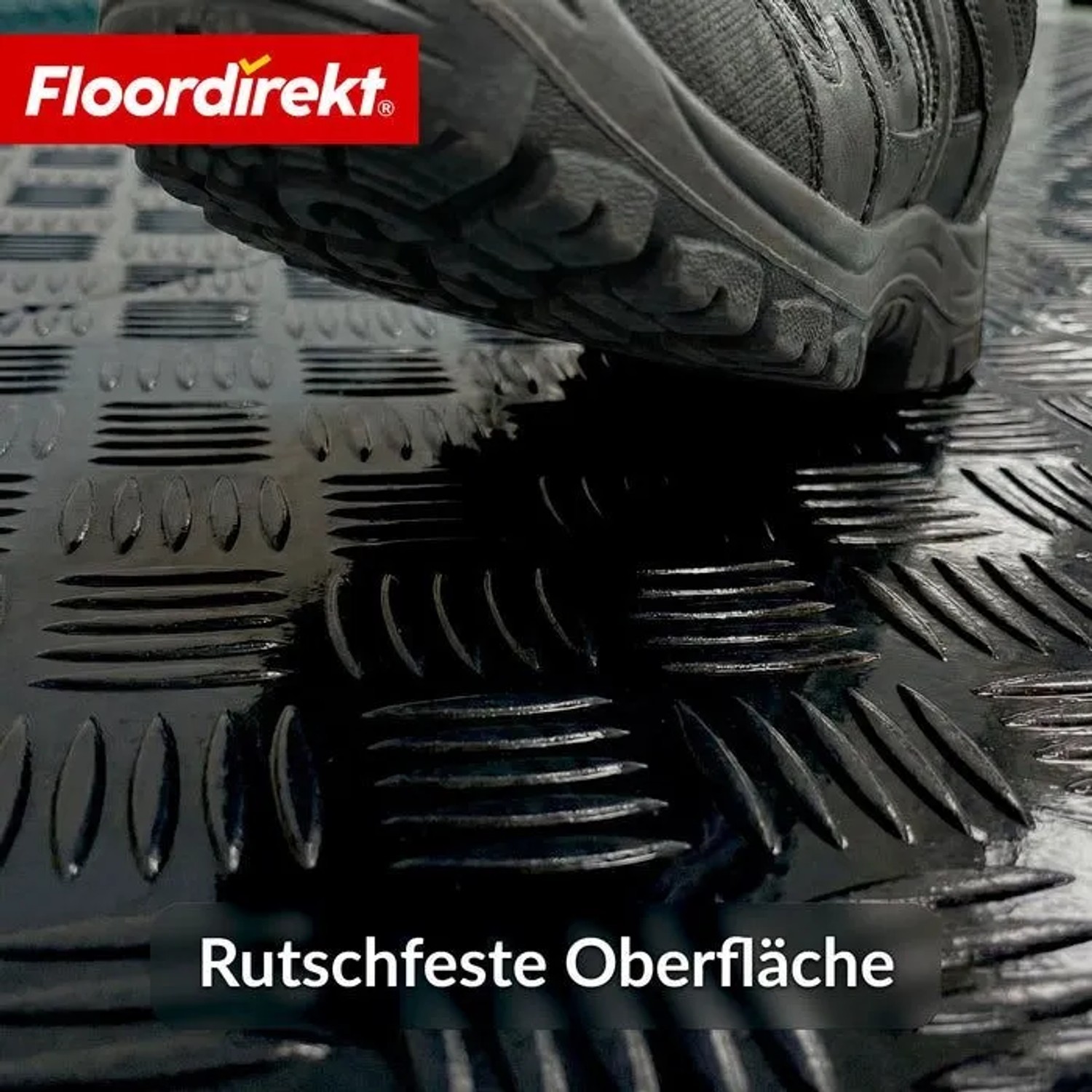 Schwarzer Floordirekt PVC-Bodenbelag mit Riffelblech-Optik und rutschfester Oberfläche.