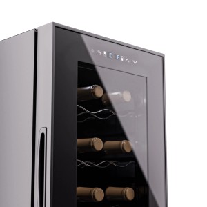 Klarstein Shiraz 24 Duo Weinkühlschrank mit Glasfront und Touch-Bedienfeld, befüllt mit Weinflaschen.