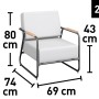 Detailaufnahme Sessel der Loungegruppe Woodcliff, Aluminiumgestell, Eukalyptus-Armlehnen, graue Kissen, mit Maßangaben.