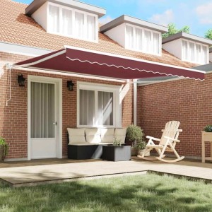 Automatische, burgunderrote Markise (400x300 cm) am Haus mit Terrasse und Gartenmöbeln.