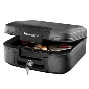 Geöffnete, wasser- und feuerfeste Master Lock Sicherheitskassette mit Schlüssel und Inhalt.