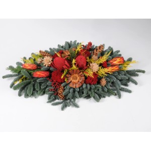 Rotes Bouquet Nobilis Grabgesteck, 90 cm, mit Protea, Bangsia, Strobus, Rosetten und Tannenzweigen.
