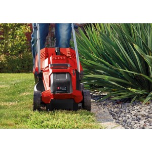 Roter Einhell Akku-Rasenmäher GE-CM 18/32 Li-Solo im Einsatz auf Rasenfläche.