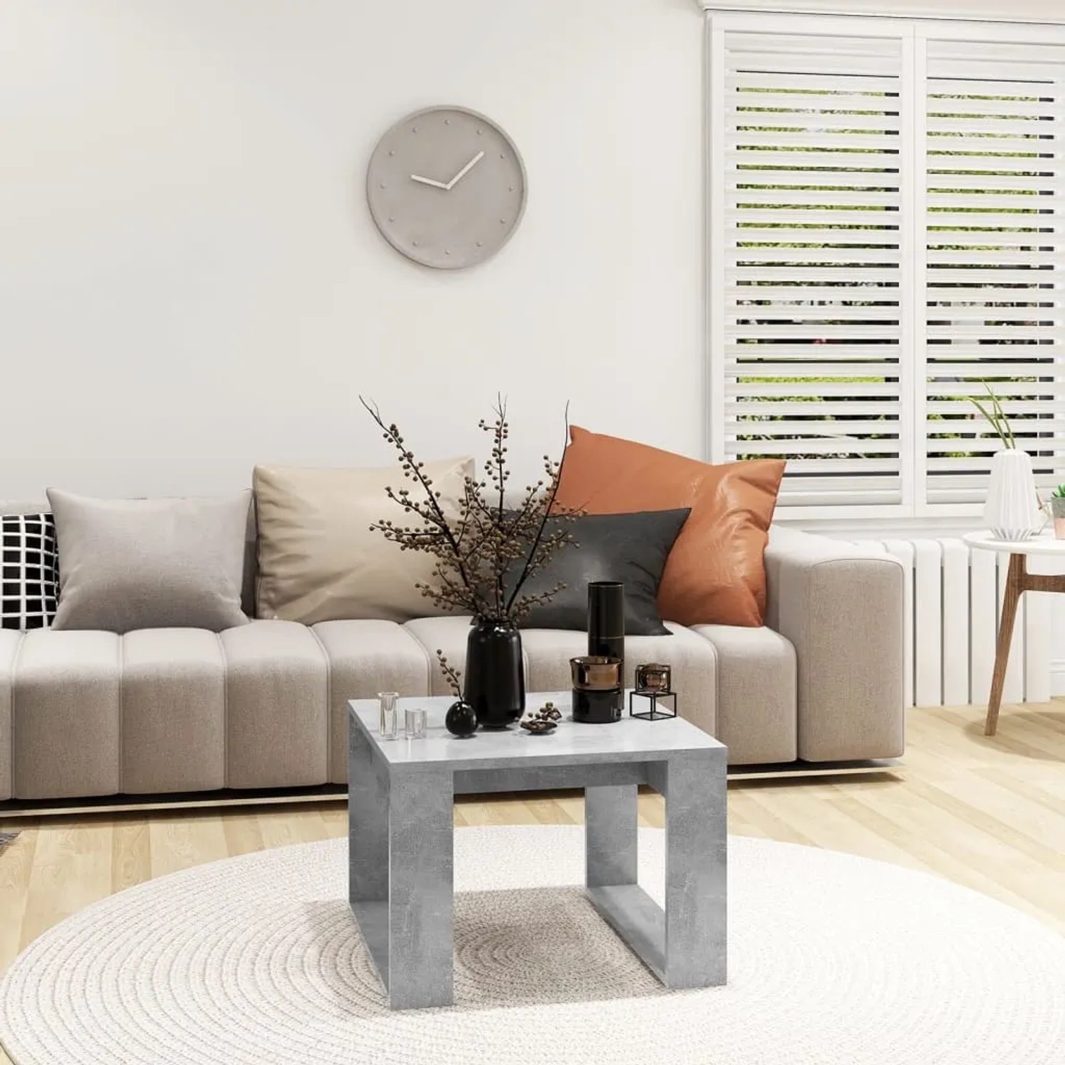Betongrauer vidaXL Beistelltisch 50x50 cm aus Holzwerkstoff vor Sofa.