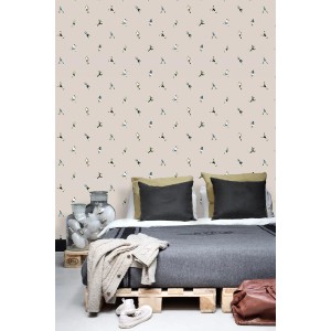 ESTAhome Vliestapete Fußballspieler Beige. Dekorative Tapete mit kleinen Fußballmotiven an einer Kinderzimmerwand.