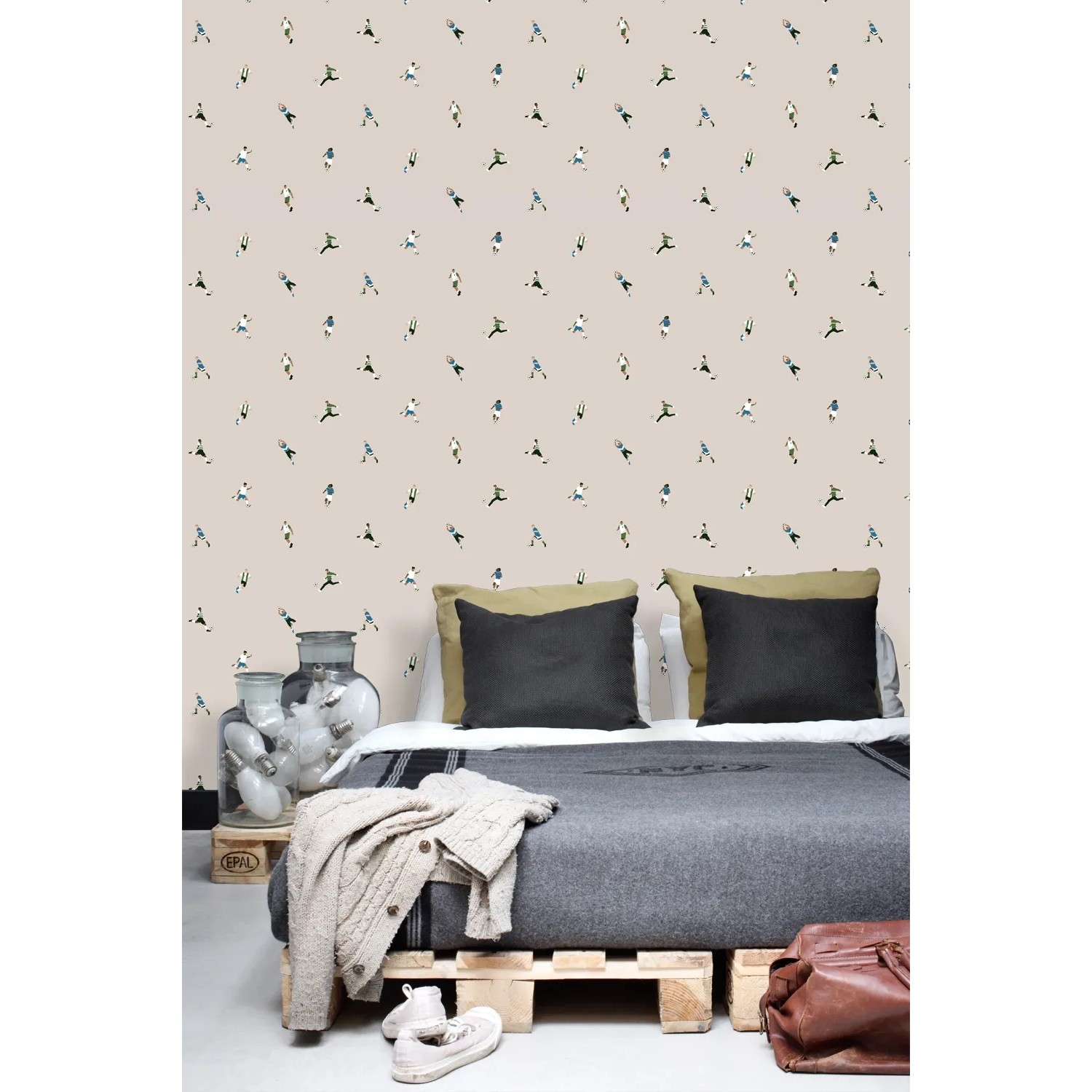 ESTAhome Vliestapete Fußballspieler Beige. Dekorative Tapete mit kleinen Fußballmotiven an einer Kinderzimmerwand.