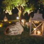 Cremefarbener Grabschmuck für Katze aus Polyresin mit schlafendem Katzenengel und Inschrift.
