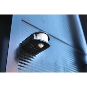 Schwarzer Lutec Bewegungsmelder Torus mit Dual-Sensor für Wandmontage.