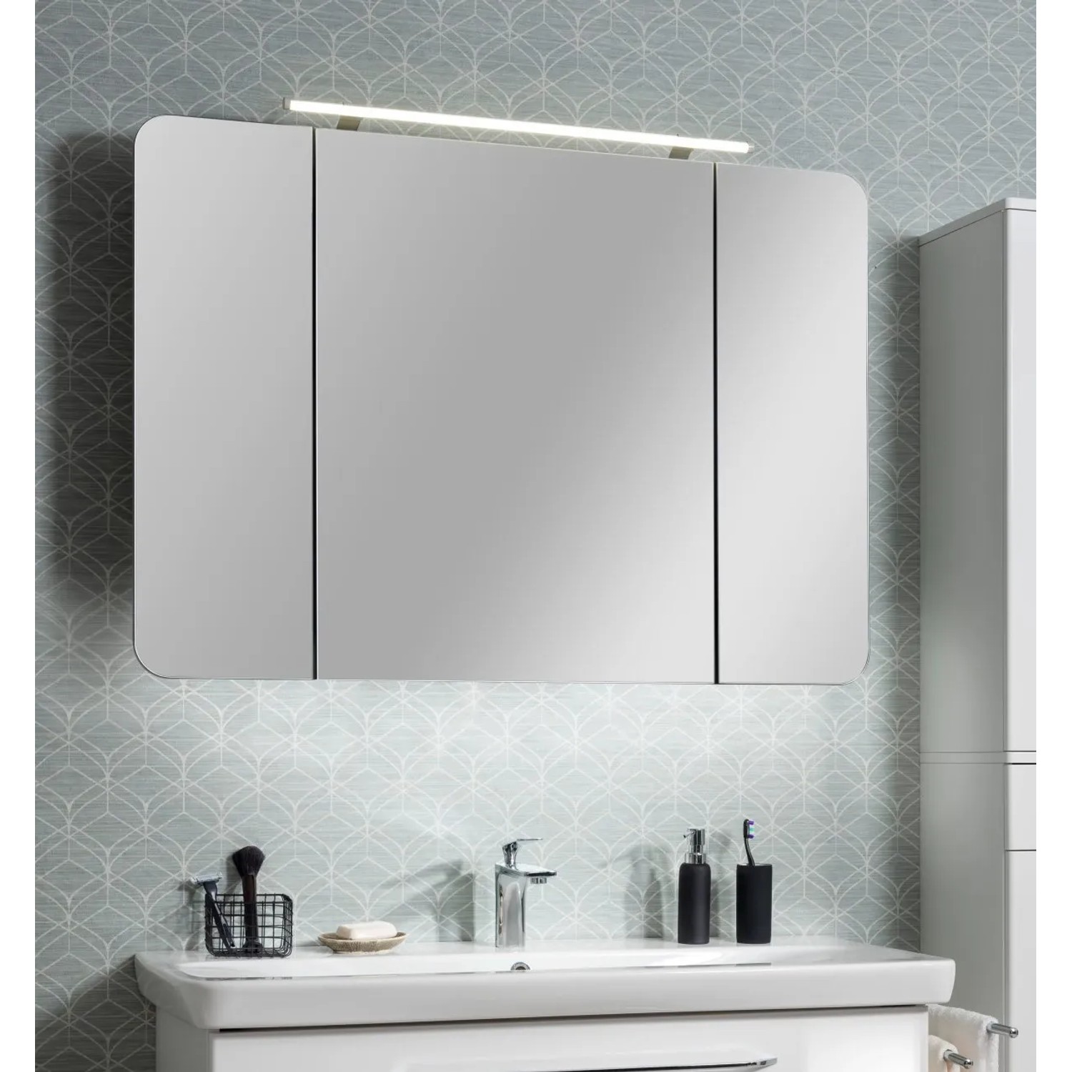 Fackelmann Spiegelschrank, 110 cm breit, weiß, mit Softclose-Türen und Aufsatzleuchte.