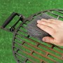 Anwendung von LUX Stahlwolle Feinheit 5 auf einem Grillrost zur Reinigung.