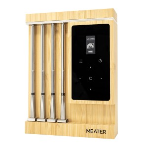 Meater Fleischthermometer Pro XL mit vier Edelstahlfühlern und Ladestation aus Bambus.